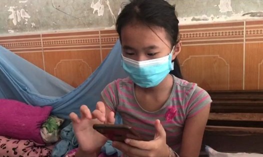 Nhà chỉ có 1 chiếc điện thoại, mấy đứa con chị chị Võ Thu Hà thay nhau dùng để học online. Ảnh: MQ