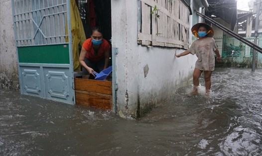 Ngập nhà, người dân Đà Nẵng thức trắng đêm để tát nước. Ảnh: Thanh Chung