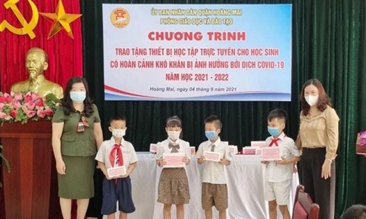 Trao tặng thiết bị học trực tuyến cho học sinh Quận Hoàng Mai (Hà Nội) có hoàn cảnh khó khăn do dịch COVID-19. Ảnh: V.T