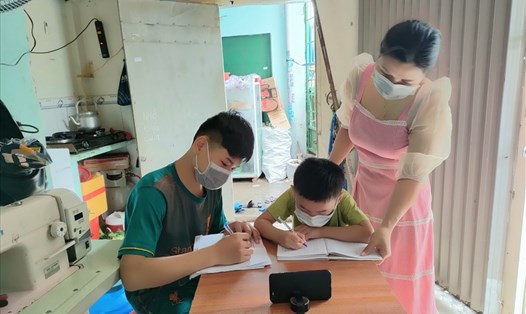 Nữ công nhân Phạm Thị Thanh Thủy thuê trọ tại phường An Bình, TP.Dĩ An, tỉnh Bình Dương đang thiếu thiết bị học tập trực tuyến cho 2 con. Ảnh: đình trọng