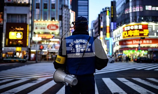 Cảnh sát tại một khu phố ở Tokyo, Nhật Bản. Ảnh: AFP