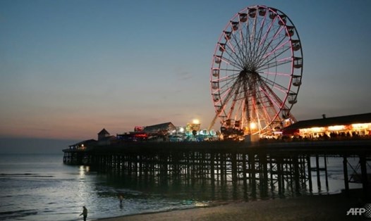 Blackpool, khu nghỉ dưỡng ven biển của Anh, hồi sinh khi du khách nước này tăng cường du lịch trong nước. Ảnh: AFP