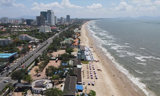 Bãi biển Thùy Vân tại TP.Vũng Tàu, nơi có nhiều cơ sở lưu trú du lịch hoạt động trước khi giãn cách xã hội. Ảnh T.A
