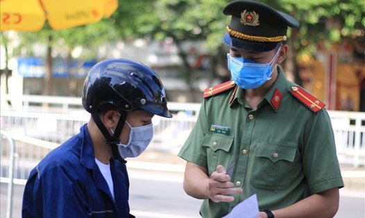 Từ 12h ngày 16.9, Hà Nội không kiểm tra giấy đi đường của người dân 19 quận huyện "xanh". Ảnh minh hoạ: Hoài Anh