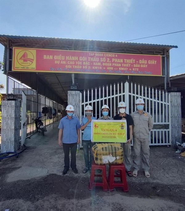 Công đoàn Tập đoàn Cienco 4 tặng khẩu trang cho người lao động. Ảnh: CĐCC