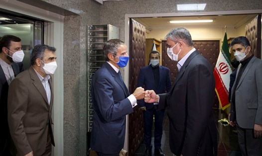 Tổng giám đốc IAEA Rafael Grossi gặp gỡ người đứng đầu Tổ chức Năng lượng Nguyên tử Iran Mohammad Eslami tại Tehran, Iran, ngày 12.9. Ảnh: AEOI