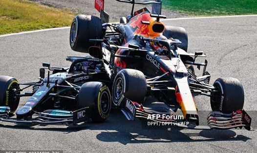 Cú va chạm kinh hồn của Hamilton và Verstappen. Ảnh: AFP.
