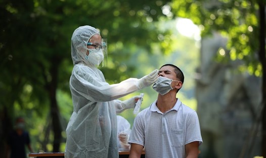 Cán bộ y tế lấy mẫu xét nghiệm COVID-19 cho người dân Hà Nội. Ảnh: Hải Nguyễn