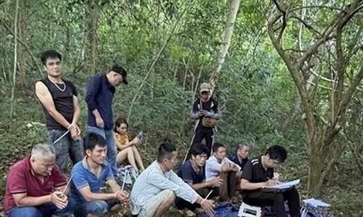 Hiện trường nhóm người tổ chức đánh bạc trong rừng bị Công an tỉnh Bắc Kạn bắt giữ. Ảnh: CABK