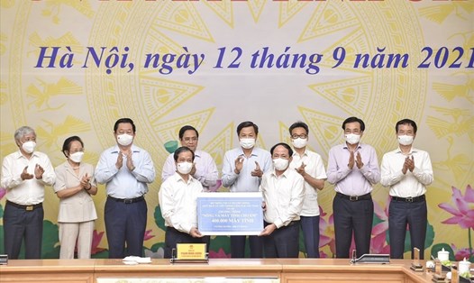 Bộ trưởng Nguyễn Kim Sơn thay mặt ngành Giáo dục tiếp nhận sự hỗ trợ cho học sinh trong chương trình "Sóng và máy tính cho em".