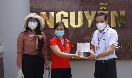 LĐLĐ TP.Vũng Tàu cùng Ban Tuyên giáo Thành ủy trao điện thoại smartphone tại trường THCS Nguyễn Gia Thiều. Ảnh: T.A