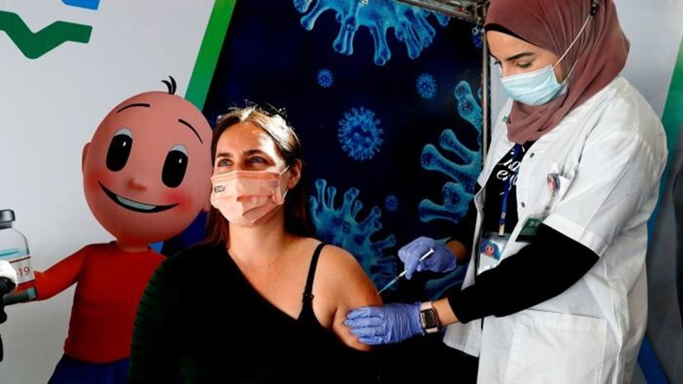 Tiêm vaccine COVID-19 ở Israel. Ảnh: AFP Tiêm vaccine COVID-19 ở Israel. Ảnh: AFP