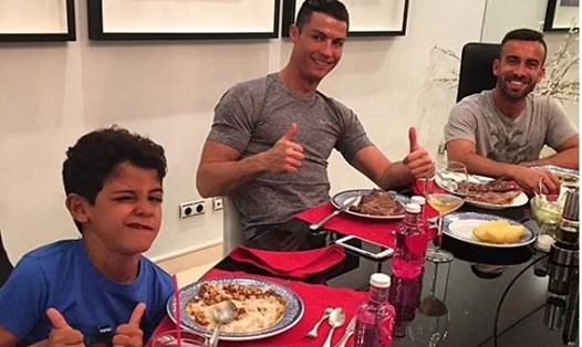 Một bữa ăn đêm thường thấy của Ronaldo. Ảnh: Instagram.