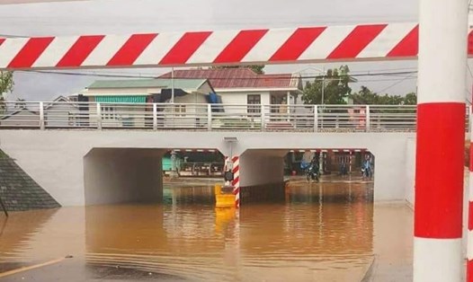 Công trình cầu Chui đường sắt vừa đưa vào sử dụng đã bị ngập nước vì những trận mưa đầu mùa. Ảnh: FB.