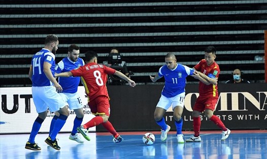 Futsal Việt Nam hoàn toàn lép vế trước đẳng cấp vượt trội của đối thủ Brazil. Ảnh: Quang Thắng