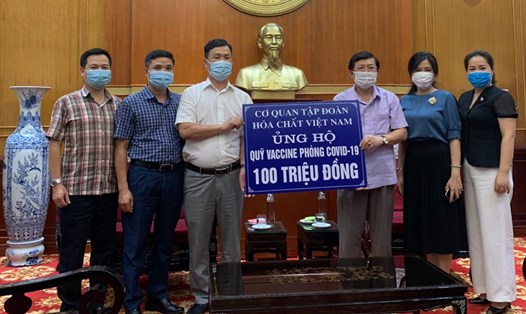 Ông Nguyễn Huy Thông - Chủ tịch Công đoàn Công nghiệp Hóa chất Việt Nam (thứ 3 từ trái sang) trao ủng hộ Quỹ vaccine phòng chống COVID-19. Ảnh: CĐCC