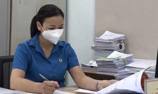 Cán bộ của LĐLĐ thành phố đang tổng hợp hồ sơ hỗ trợ người lao động trong doanh nghiệp theo Nghị quyết 68/NQ-CP. Ảnh: LĐLĐ TP. Bắc Giang