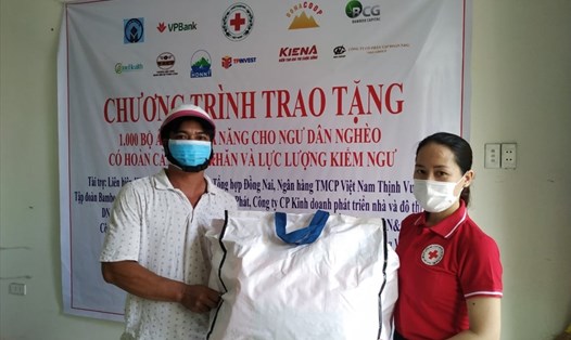 Tặng 1.000 áo phao cứu sinh đa năng hơn 1,2 tỉ đồng cho ngư dân Đà Nẵng. Ảnh: TT