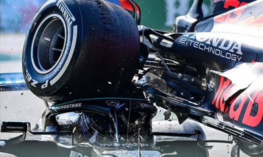 Bánh xe sau của Max Verstappen đã đè thẳng lên đầu Lewis Hamilton nhưng bị chặn lại bởi hệ thống bảo vệ Halo. Ảnh: F1