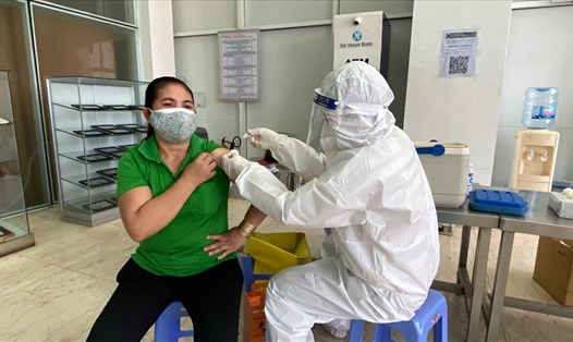 Tiêm vaccine cho người lao động Công ty TNHH Changshin Việt Nam. Ảnh: Hà Anh Chiến