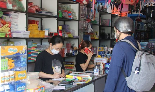 Đà Nẵng cho phép các cửa hàng văn phòng phẩm, nhà sách mở cửa trở lại. Ảnh: Thanh Chung