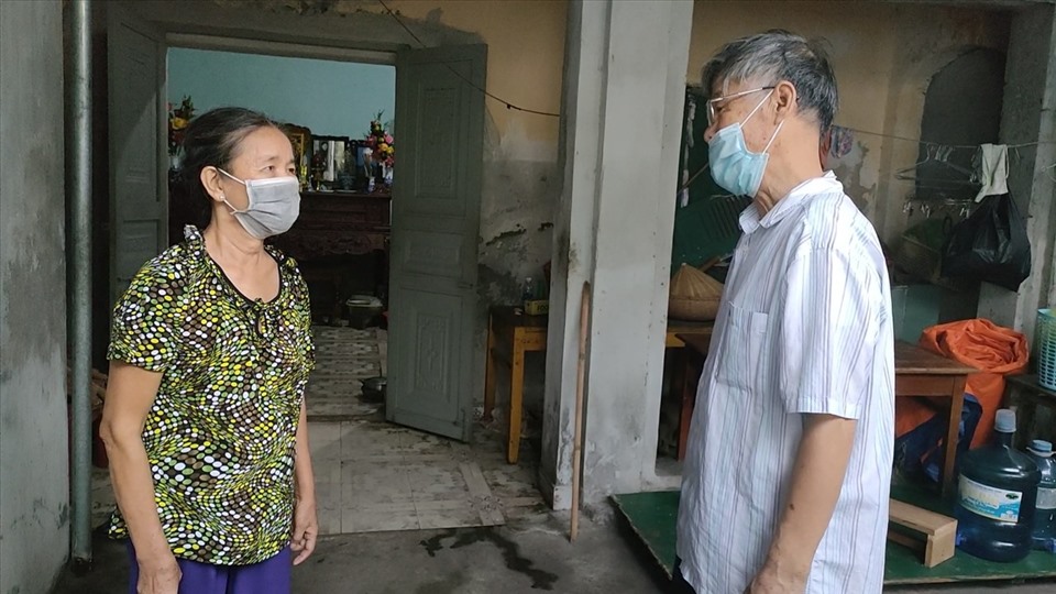 Ông Hoàng Xuân Thu đến thăm hỏi, động viên gia đình bà Phạm Thị Tuyết - hộ cận nghèo phường Vạn Hương (Đồ Sơn, Hải Phòng). Ảnh MD