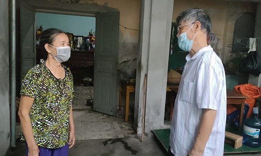 Ông Hoàng Xuân Thu đến thăm hỏi, động viên gia đình bà Phạm Thị Tuyết - hộ cận nghèo phường Vạn Hương (Đồ Sơn, Hải Phòng). Ảnh MD