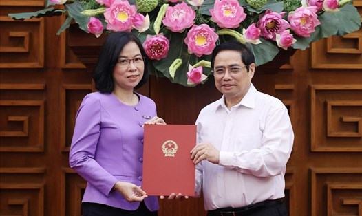 Thủ tướng Phạm Minh Chính trao Quyết định bổ nhiệm Tổng Giám đốc TTXVN. Ảnh: Dương Giang