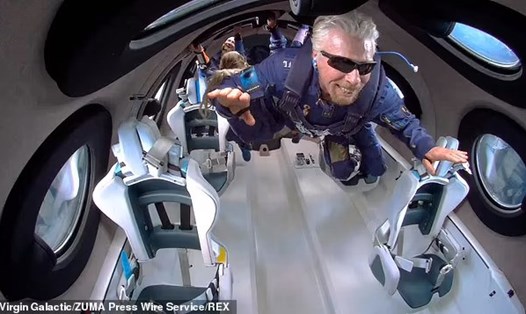Tỉ phú Anh Richard Branson trong chuyến bay lịch sử lên rìa không gian hồi tháng 7. Ảnh: Virgin Galactic