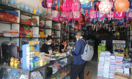 Cửa hàng bán sách, văn phòng phẩm ở Đà Nẵng đã được mở cửa trở lại. Ảnh: Thanh Chung