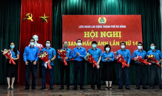Ông Lê Văn Đại (thứ 3 từ trái) được bầu bổ sung Phó Chủ tịch Liên đoàn Lao động thành phố Đà Nẵng. Ảnh: Phương Trà