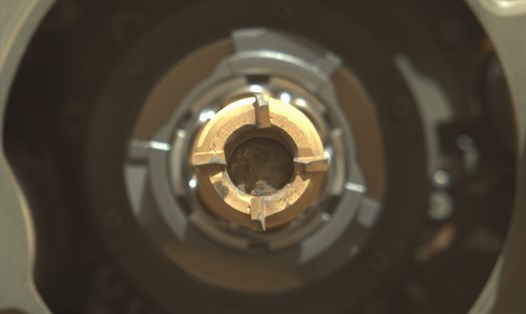 Mẫu đá sao Hỏa được tàu thám hiểm Perseverance niêm phong trong ống đựng mẫu. Ảnh: NASA