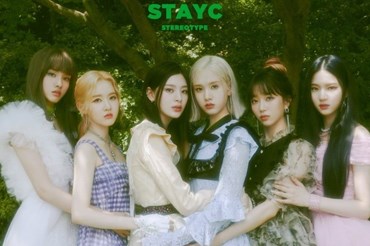 StayC là 1 trong 8 nhóm nữ Kpop có doanh số bán album tuần đầu tiên cao nhất. Ảnh: Poster.