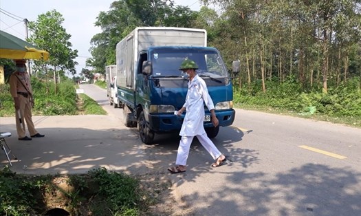 Chiến sỹ, cán bộ tại các chốt giãn cách xã hội tại T.P Vĩnh Yên. Ảnh: Nguyễn Việt.