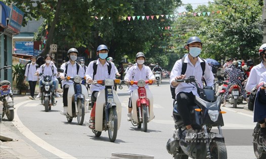 Huyện Lương Sơn, tỉnh Hòa Bình cho học sinh đi học trở lại sau thời gian giãn cách xã hội. Ảnh: Minh Nguyễn.