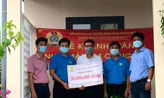 Công đoàn ngành giáo dục Thừa Thiên Huế trao hỗ trợ "Mái ấm Công đoàn" cho đoàn viên khó khăn. Ảnh: T. Nhân.