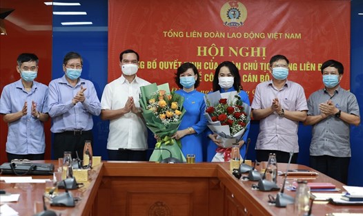 Thường trực Đoàn Chủ tịch Tổng Liên đoàn Lao động Việt Nam chúc mừng 2 tân trưởng ban. Ảnh: Hải Nguyễn