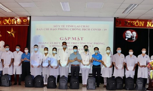 Ông Hoàng Văn Trinh – Phó Chủ tịch LĐLĐ tỉnh Lai Châu tặng quà cho các cán bộ y tế tham gia hỗ trợ tỉnh Bình Dương chống dịch Covid-19 (đợt 3).