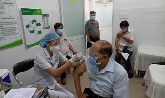 Cán bộ y tế tiêm vaccine COVID-19 cho người dân ở TPHCM. Ảnh: Bộ Y tế