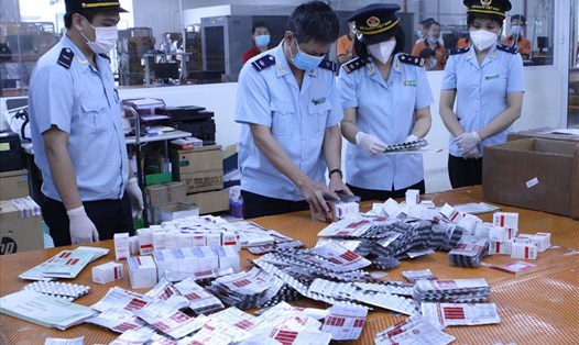 Hải quan bắt giữ hơn 60.000 viên thuốc điều trị COVID-19 ngụy trang hàng quà biếu, tặng.