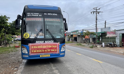 Xe khách xuất phát đưa 15 người từ Bình Thuận về quê. Ảnh: Phạm Duy