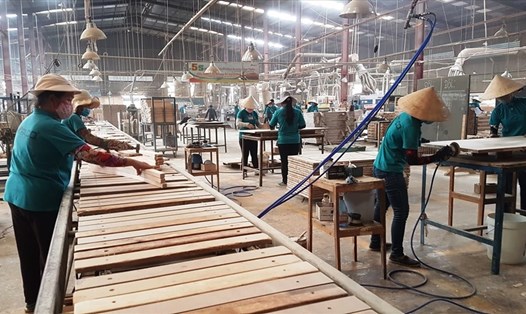 Nhiều doanh nghiệp ngành gỗ, thủy sản, dệt may... có nguy cơ mất đơn hàng nếu không sớm ổn định lại sản xuất. Ảnh minh họa: Vũ Long