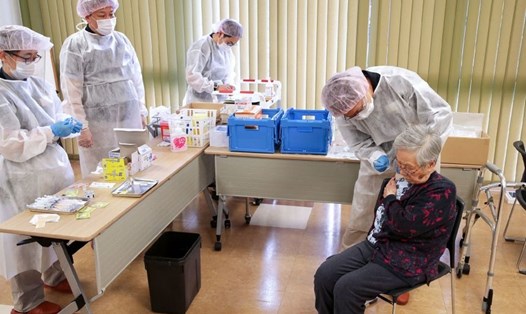 Tiêm vaccine COVID-19 ở Nhật Bản. Ảnh: AFP