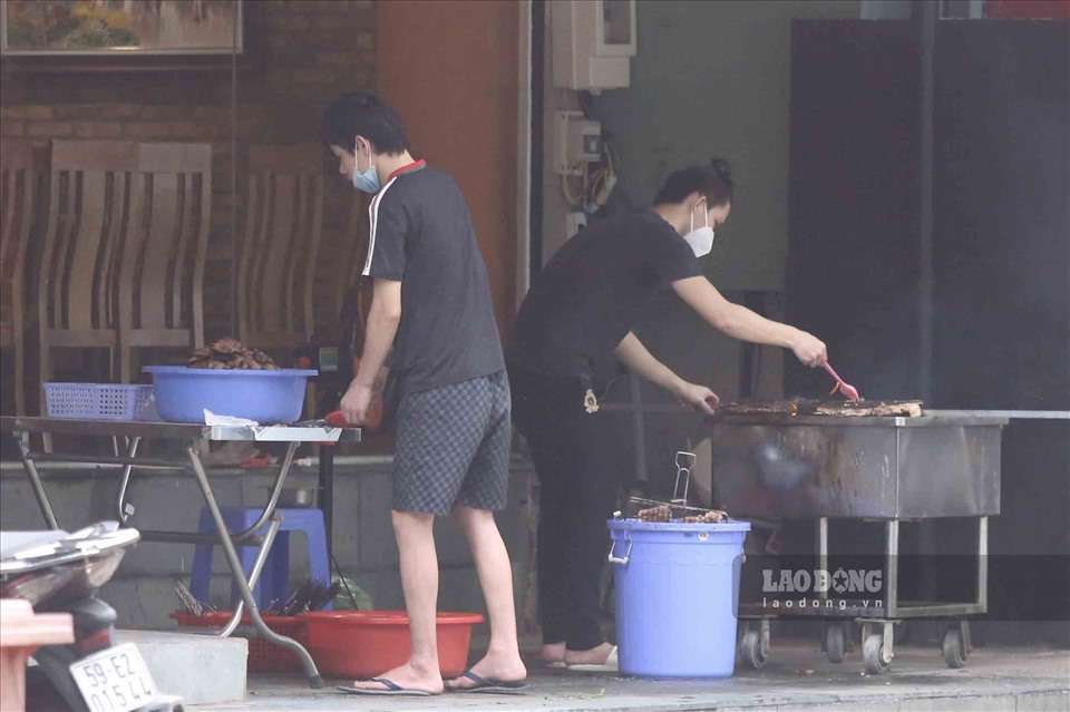 Một điểm kinh doanh ăn uống ở quận 7 mở cửa bán hàng mang đi.  Ảnh: Ngọc Lê