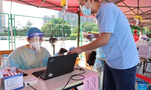 Người dân đăng ký xét nghiệm COVID-19 ở thành phố Hạ Môn, tỉnh Phúc Kiến, Trung Quốc, hôm 14.9. Ảnh: Tân Hoa Xã