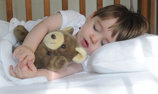 Cha mẹ cần sớm khắc phục tình trạng trẻ giật mình khi ngủ, tránh làm ảnh hưởng đến sự phát triển của con. Ảnh: Xinhua