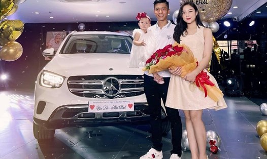 Phan Văn Đức cùng mua chiếc Mercedes để tặng cho vợ Võ Hoàng Nhật Linh. Ảnh: FBNV.