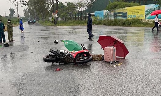 2 người đi chung xe máy tử vong nghi do bị sét đánh ở Hà Nội. Ảnh: MXH