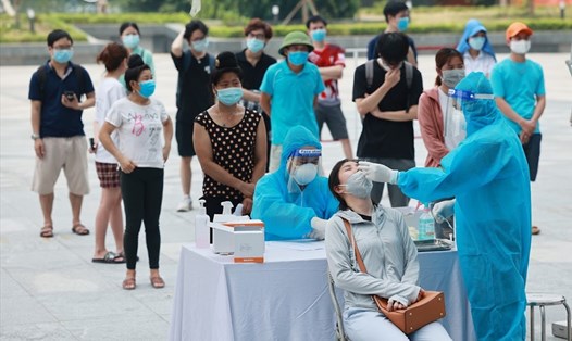 Thành phố Hà Nội triển khai lấy mẫu xét nghiệm COVID-19 cho người dân. Ảnh: Hải Nguyễn