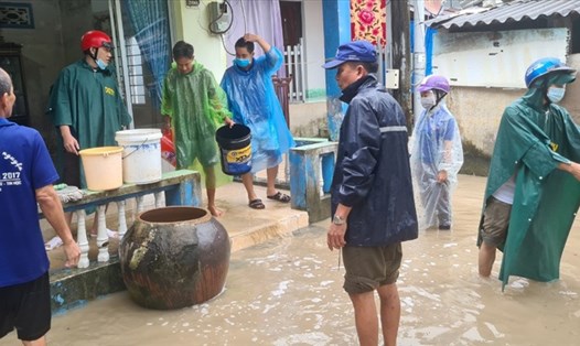 Chính quyền địa phương xã Lại Sơn, huyện Kiên Hải (Kiên Giang) giúp dân khắc phục hậu quả thiên tai. Ảnh: PV